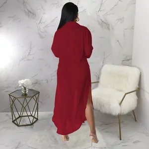 Vista trasera de una salida de baño sexy de gasa burdeos transparente con una abertura alta