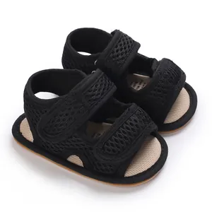 Dettaglio di sandali in mesh per neonati con suole morbide e cinturini regolabili.