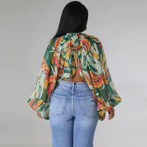 Vista posteriore di una camicetta in chiffon a fiori con maniche a pipistrello e nodo