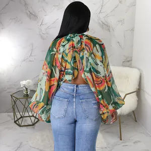 Dettaglio retro camicetta chiffon fiori colorati con lacci al collo e maniche a pipistrello
