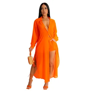 Vista de cuerpo completo de una modelo con un conjunto de playa de gasa naranja vibrante
