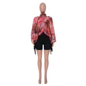 Vista frontale di un top in chiffon stampato colorato con maniche a pipistrello e collo