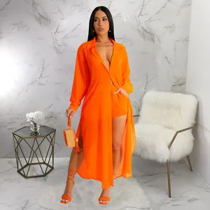 Look completo de un sexy conjunto de gasa naranja transparente para playa y vacaciones.