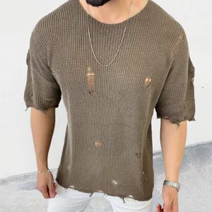 Detalle de suéter de punto marrón para hombre con manga corta y diseño de agujeros