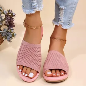 Vue détaillée des mules compensées roses en tricot pour un look d'été