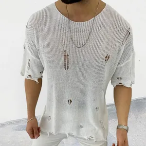 Detalle de jersey de punto de verano para hombre con elegantes calados y detalles usados
