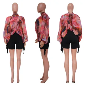 Set da donna con top in chiffon floreale a pipistrello e pantaloncini neri visto da tre angoli