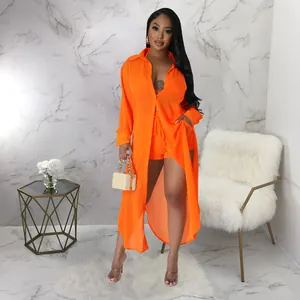 Conjunto de dos piezas de camisa larga de gasa naranja y pantalones cortos para mujer.