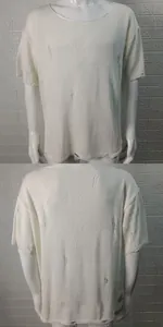Detalle delantero y trasero del jersey de punto blanco desgastado de manga corta