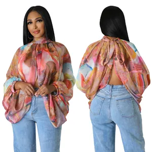 Vista frontale e posteriore di una camicetta in chiffon a fiori con maniche a pipistrello