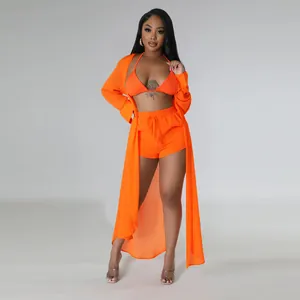 Conjunto de playa de tres piezas en naranja vibrante con cárdigan largo y pantalones cortos