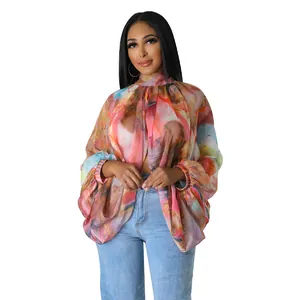 Camicetta in chiffon con stampa astratta colorata, maniche a pipistrello e fiocco al collo