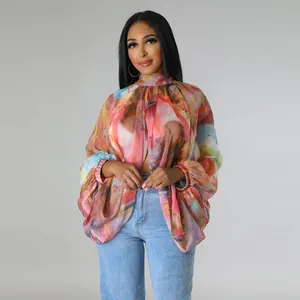 Vista completa della blusa in chiffon a stampa astratta con maniche a pipistrello e colletto