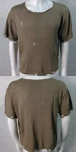 Vista detallada frontal y trasera de la camiseta de punto marrón desgastada para hombre.