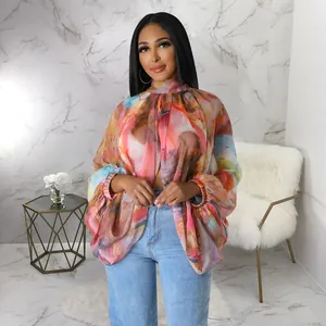 Camicetta in chiffon con stampa astratta vivace, eleganti maniche a pipistrello e fiocco