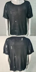 Vista detallada frontal y trasera de un jersey de punto calado negro para hombre moderno