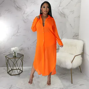 Vestido camisero de chifón naranja transparente con cuello clásico, botones y manga larga