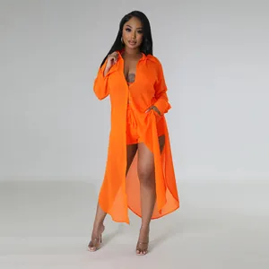 Conjunto de playa de gasa naranja transparente con camisa larga y pantalones cortos.