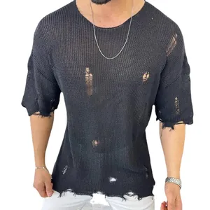 Elegante jersey de punto de verano para hombre en negro con un diseño desgarrado