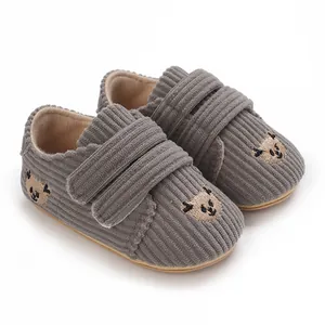 Chaussures bébé en velours côtelé gris avec broderie ours et Velcro