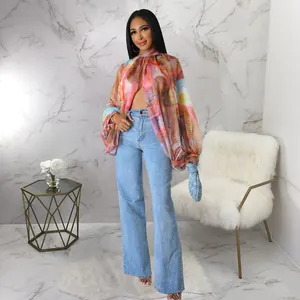 Dettaglio della maglia in chiffon stampata a maniche a pipistrello con laccetti