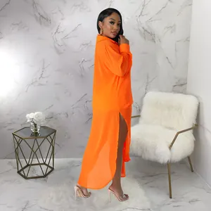 Conjunto de playa sexy de gasa naranja transparente visto desde un perfil lateral