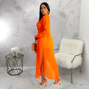 Conjunto de playa de gasa naranja vibrante con camisa larga transparente y shorts