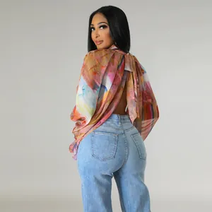 Vista posteriore dettagliata della camicetta in chiffon stampata con lacci dietro