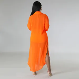 Vista trasera de un conjunto de playa de dos piezas de gasa naranja transparente y sexy