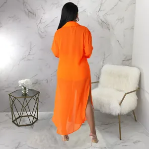 Vista trasera detallada de un sexy conjunto de playa de gasa naranja transparente