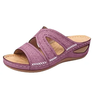 Sandales compensées mauves à bout ouvert avec broderies florales et surpiqûres blanches