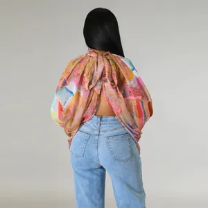 Vista posteriore di una camicetta in chiffon a stampa colorata con fiocco sul retro