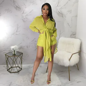 Conjunto de dos piezas de camisa de gasa transparente y shorts verde lima