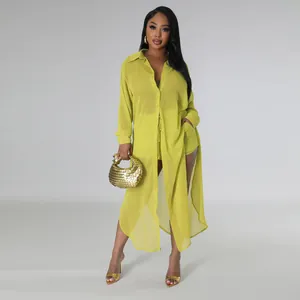 Detalle del conjunto de camisa larga y pantalones cortos de chifón verde lima.