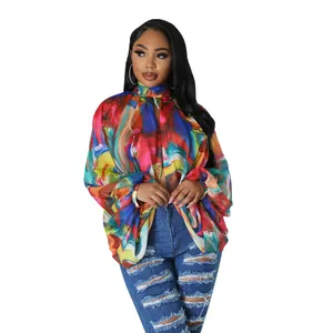 Camicia in chiffon con stampa astratta, maniche a pipistrello e dettaglio fiocco al collo.