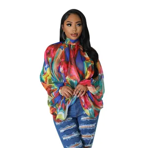 Camicetta in chiffon con stampa astratta vivace, collo alto e maniche a pipistrello