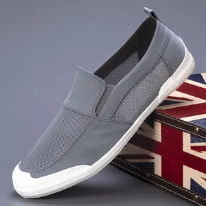 Graue atmungsaktive Herren-Slip-On-Stoffschuhe mit weißer Gummisohle für den Sommer.
