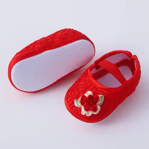 Detailansicht der roten Baby-Prinzessin-Schuhe mit 3D-Blume und rutschfester, weicher Sohle