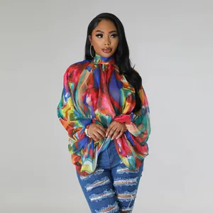 Camicetta in chiffon a stampa colorata con maniche a pipistrello e collo alto da donna.
