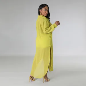 Vista trasera de una sexy túnica de gasa verde lima con aberturas laterales y tacones
