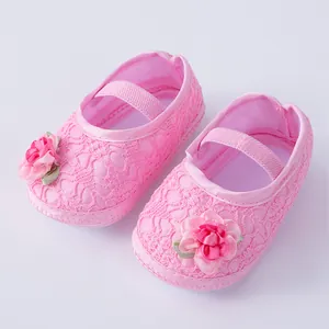 Exquisite rosa Baby Prinzessin Schuhe aus Spitze mit Blumendetail und bequemer Sohle.