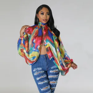 Blusa in chiffon con stampa astratta vibrante e molto eleganti maniche a pipistrello