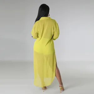 Vista trasera de un sexy conjunto playero de dos piezas de gasa amarilla transparente