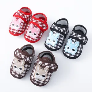 Gedetailleerde weergave van zachte baby-loopschoenen met een schattig konijnenontwerp in kleuren.