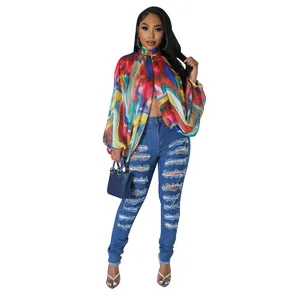 Top in chiffon stampato multicolore con maniche a pipistrello e jeans strappati