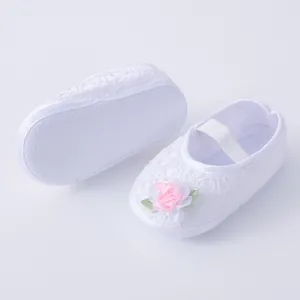 Detaillierte Ansicht der weißen Baby-Prinzessin-Schuhe mit Blumen und Weichsohle