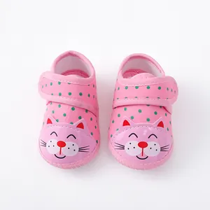 Roze stippen babyschoentjes met schattig kattengezichtje en klittenbandsluiting
