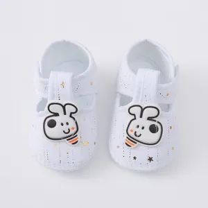 Detailopname van witte ademende baby-loopschoentjes met schattig konijnenpatroon