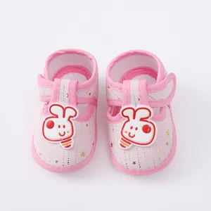 Detailweergave van roze baby loopschoenen met zachte zool en schattig konijntje