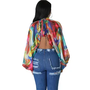 Vista posteriore di un top in chiffon a stampa colorata con maniche a pipistrello e lacci